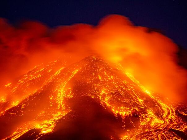 Etna ponovo pokazuje snagu: Zbog vulkanskog pepela zatvoren zračni prostor