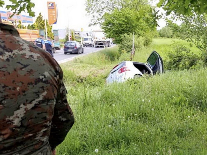 EUFOR-ova patrola spasila dvije osobe iz saobraćajne nesreće na cesti Gračanica-Tuzla