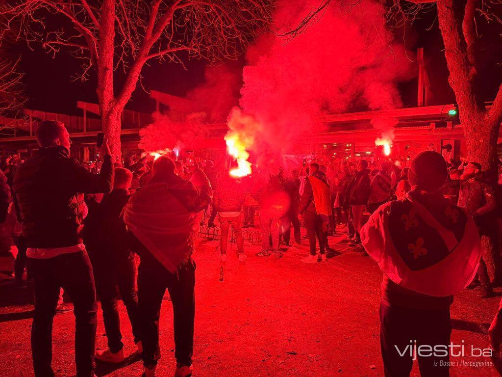 Bh. Fanaticosi u korteu kreću ka Ernst Happelu: "Volim te Bosno"!