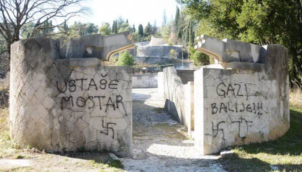 Fašističke poruke na Partizanskom spomen groblju u Mostaru