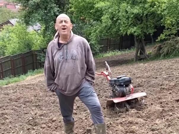 Fazla podijelio video: Subota na njivi uz pjesmu i frezu