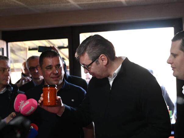 Financial Times: Podrška Vučiću opala, studenti uživaju veću podršku