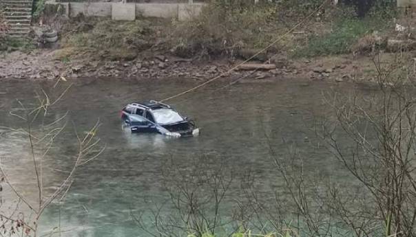 Foča: Pucali u centru grada, pa gurnuli vozilo u rijeku Drinu