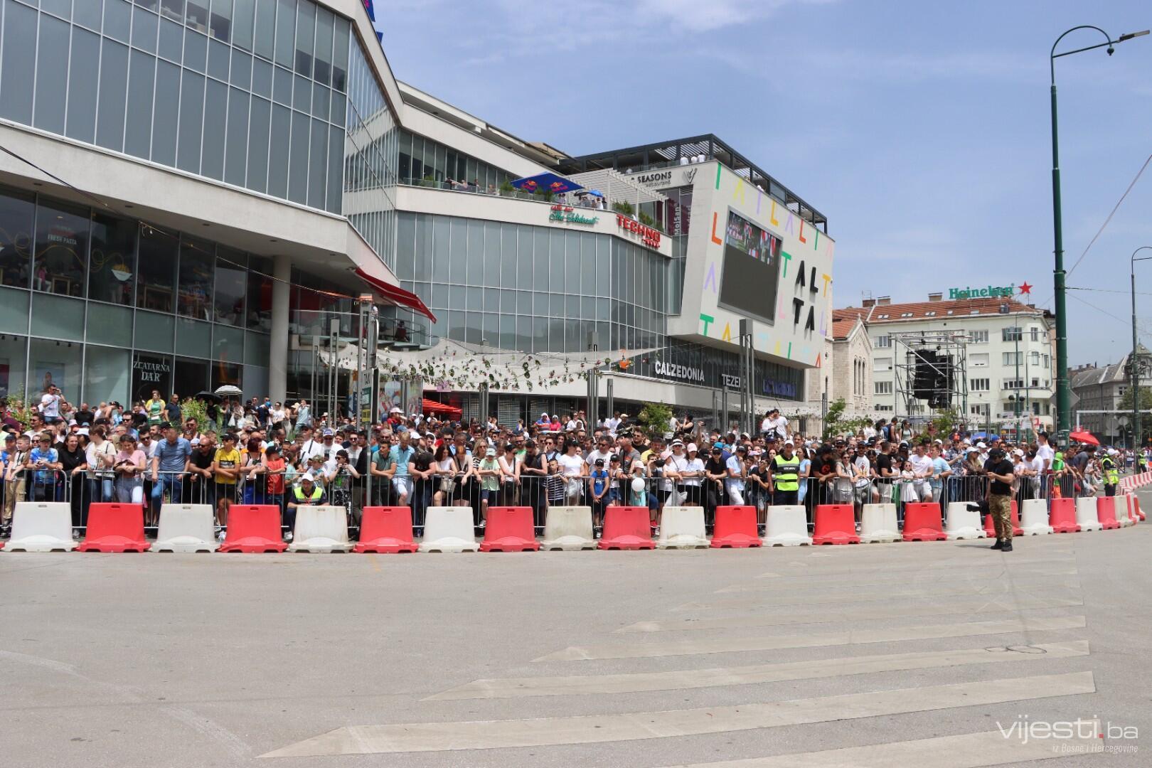 FOTO / Atmosfera na vrhuncu: Pogledajte glavni grad BiH uoči Red Bull Showrun-a
