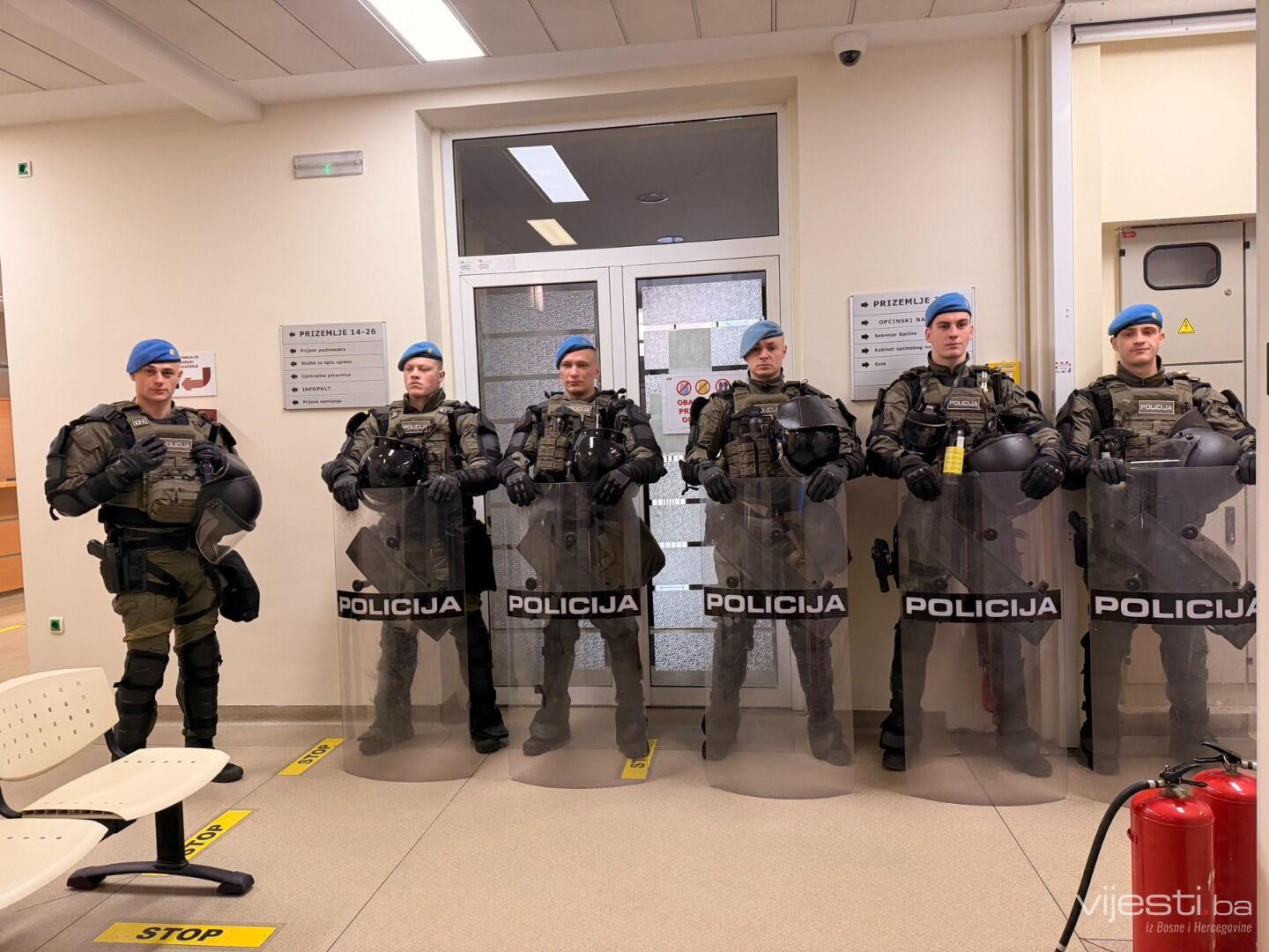 Foto: Jake policijske snage čuvaju Skupštinu KS