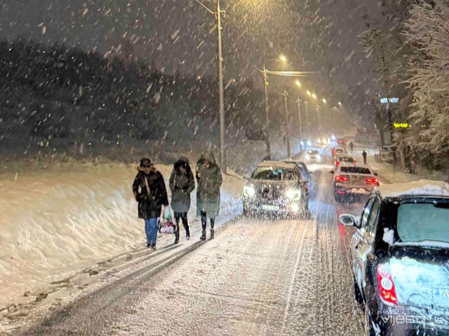 Foto: Kolaps u Sarajevu, autobusi stali, gdje su zimske službe!?