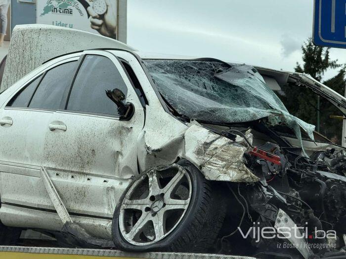 Foto: Mercedes potpuno uništen nakon sudara na Stupu