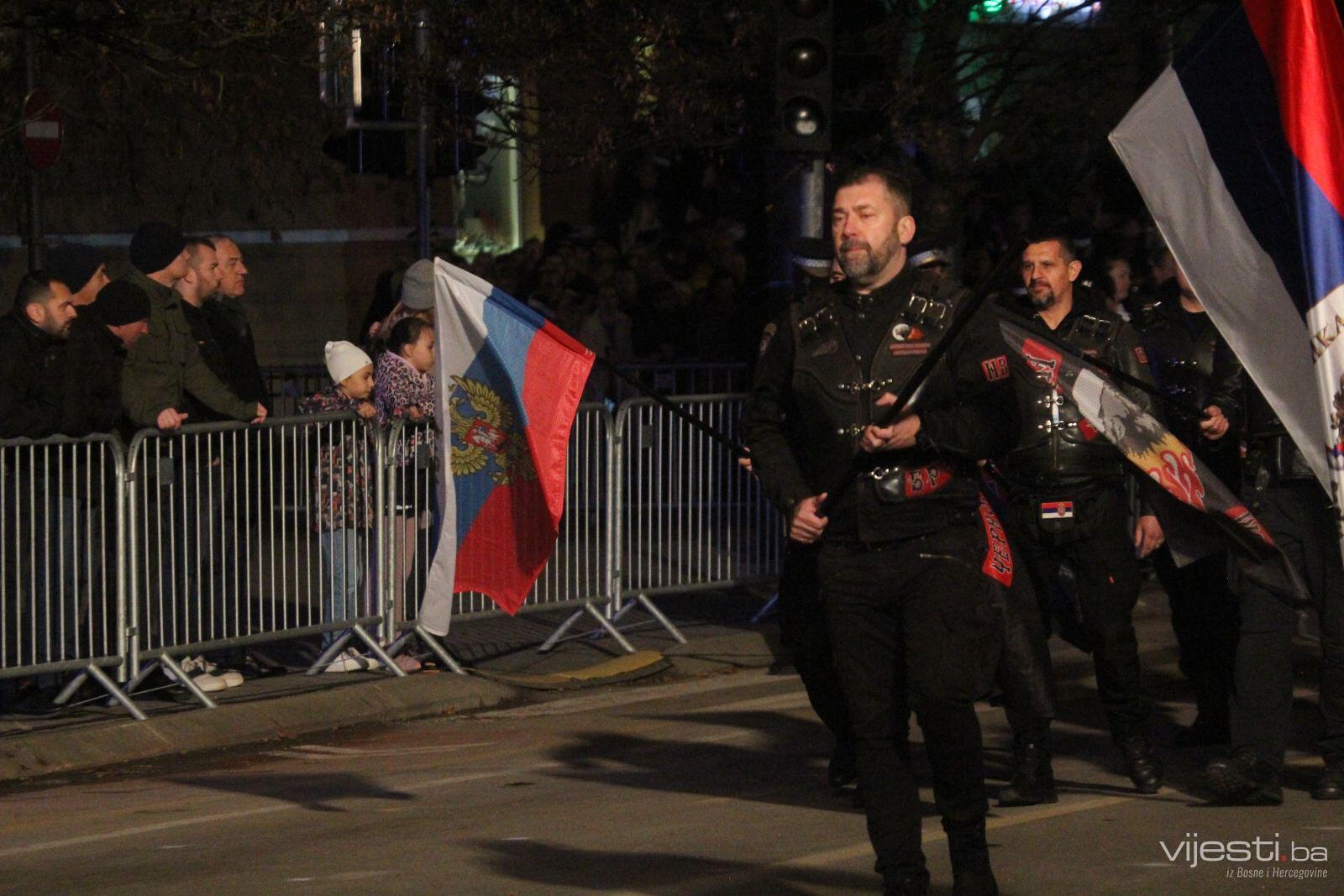 Foto: Ruski Noćni vukovi u Banja Luci nosili zastave s Putinovim likom