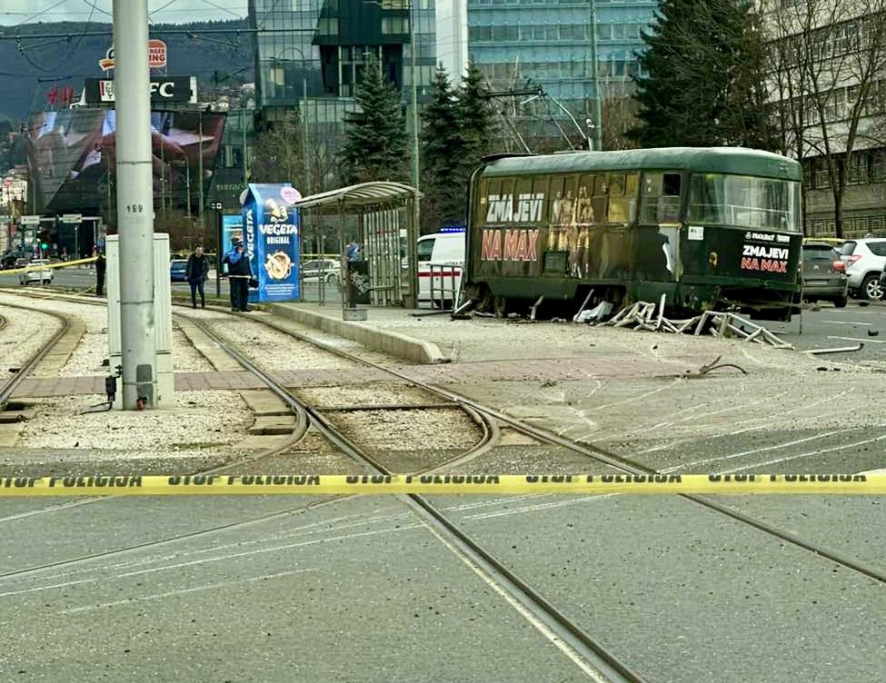 Foto: Tragovi na asfaltu otkrivaju odakle je dolazio tramvaj