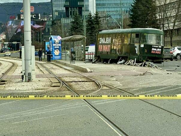 Foto: Tragovi na asfaltu otkrivaju odakle je dolazio tramvaj