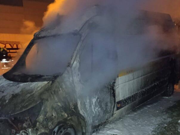 Foto: U Banjaluci izgorio kombi