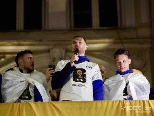 Foto/Video: Pogledajte ludnicu u Sarajevu na dočeku Zmajeva