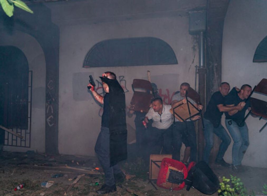 Fotografija koja je obilježila protest u Novom Sadu: Kobre se sakrile iza školskih stolica