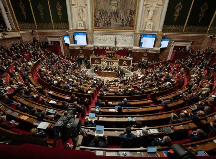 Francuska u zadni čas usvojila budžet koji održava vladu u funkciji