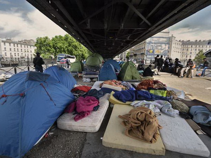 Francuski beskućnici pokušavaju preživjeti ledeni kraj godine