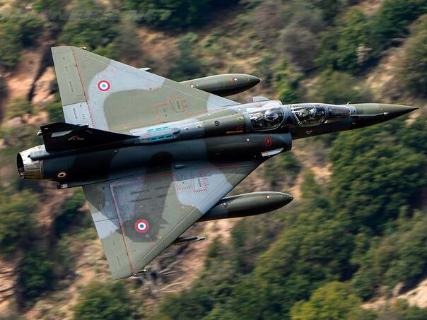 Francuski borbeni avion srušio se tokom trenažnog leta, jedan član posade poginuo