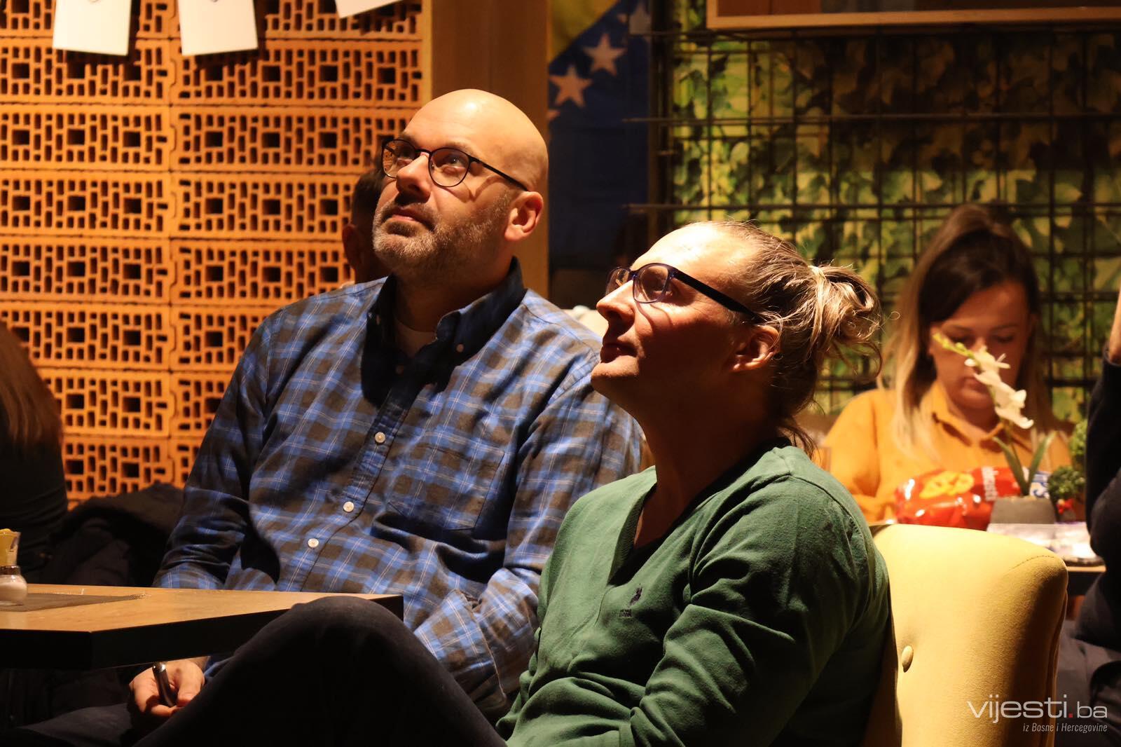 Fudbalska euforija u Sarajevu: Građani bodre Zmajeve u kafićima