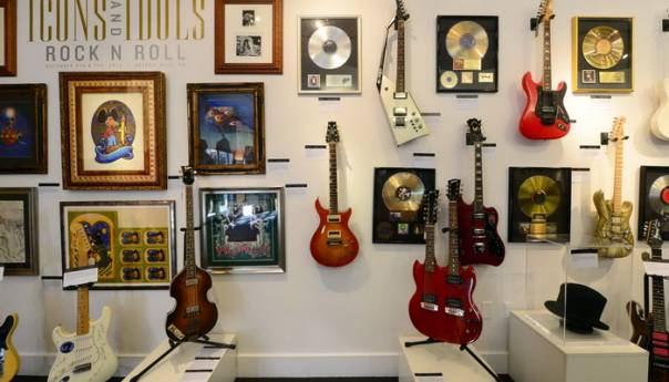 Gitara Jimmyja Hendrixa prodata za 216.000 dolara