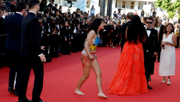 Gola istrčala na crveni tepih i protestovala protiv silovanja u Ukrajini