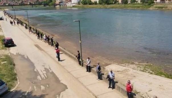 Goraždani praveći "živi zid" na obali Drine rekli "ne" nastavku gradnje obaloutvrde