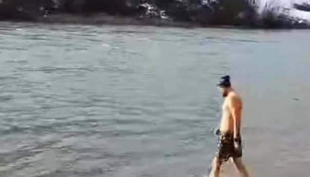 Goraždanin usred januara zaplivao u Drini
