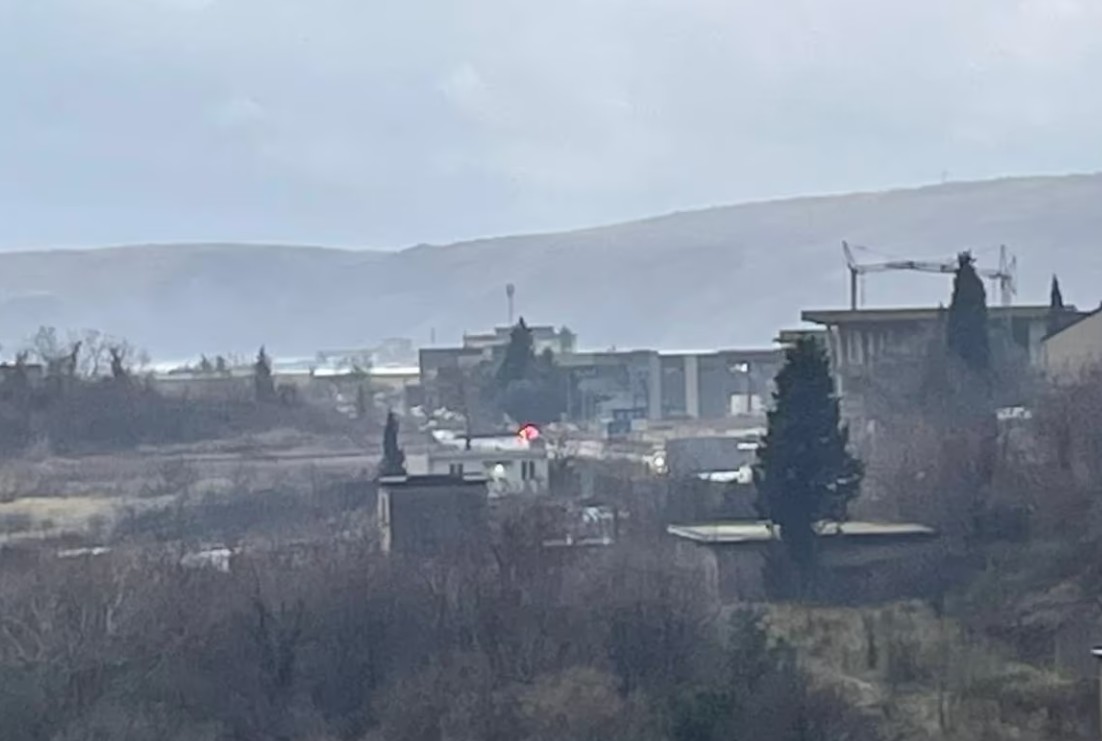 Gori skladište Dukata u Mostaru, vatrogasci na terenu