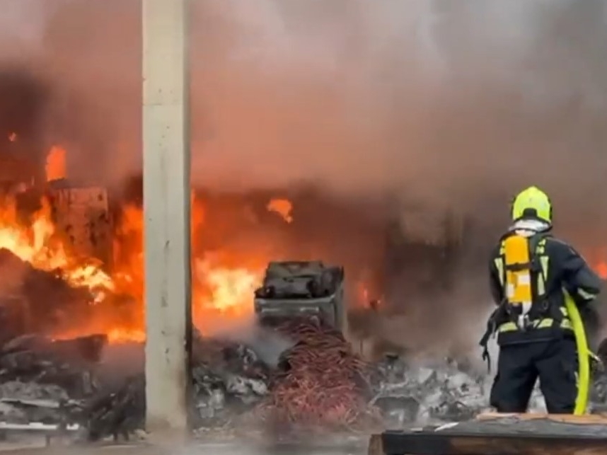 Gori skladište firme u mjestu Trn kod Širokog Brijega, vatrogasci na terenu