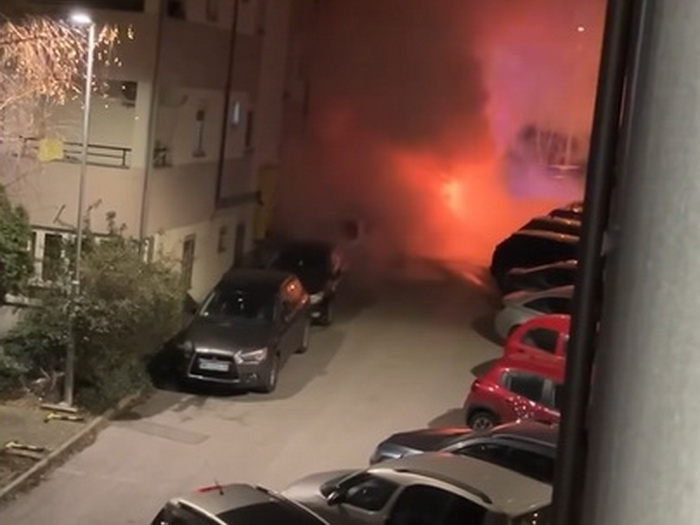 Gorjeli automobili ispred zgrada u Beogradu, stanari evakuisani