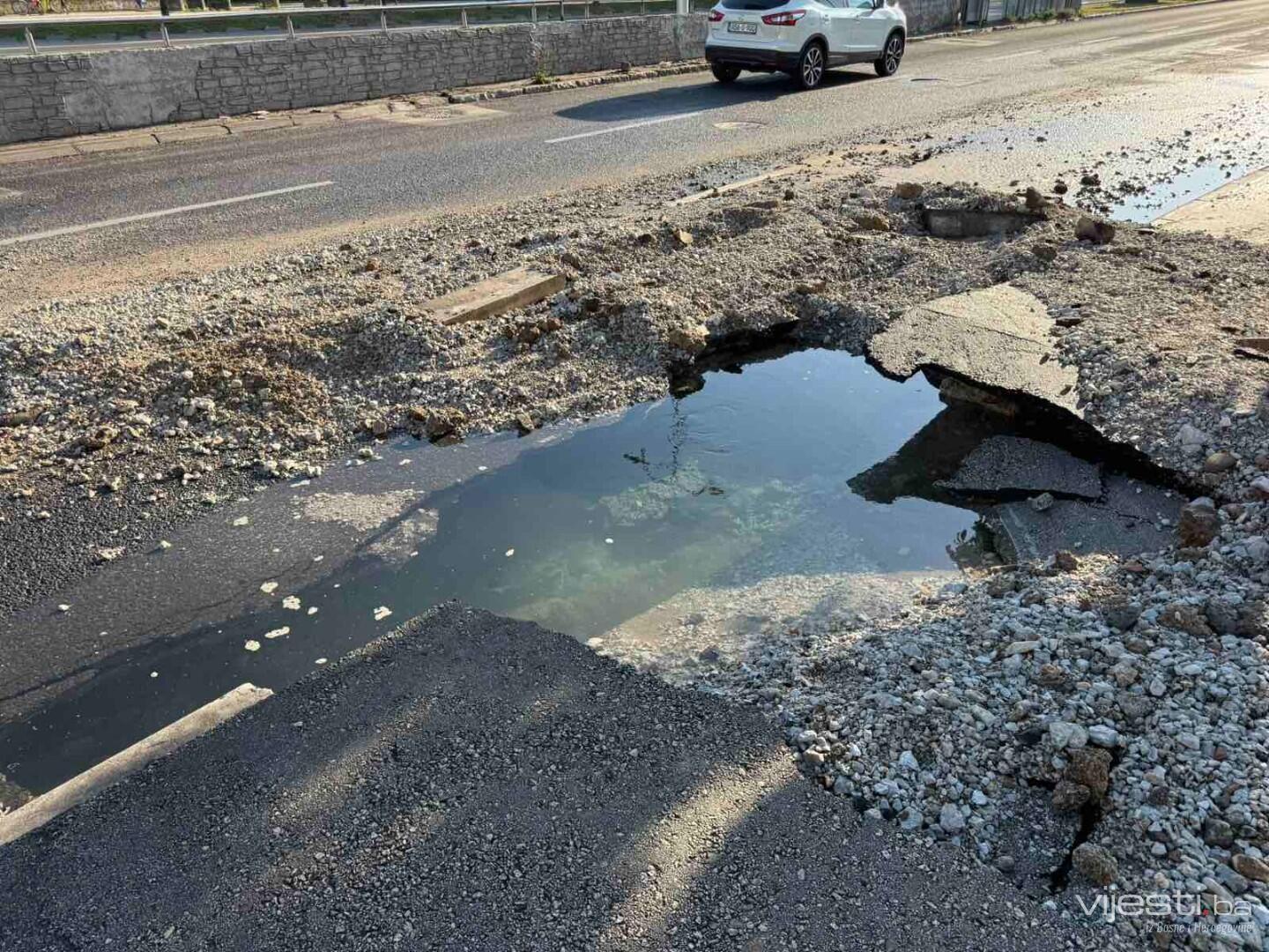 Grad bez vode: Havarija u Sarajevu, voda odnijela dio glavne ceste
