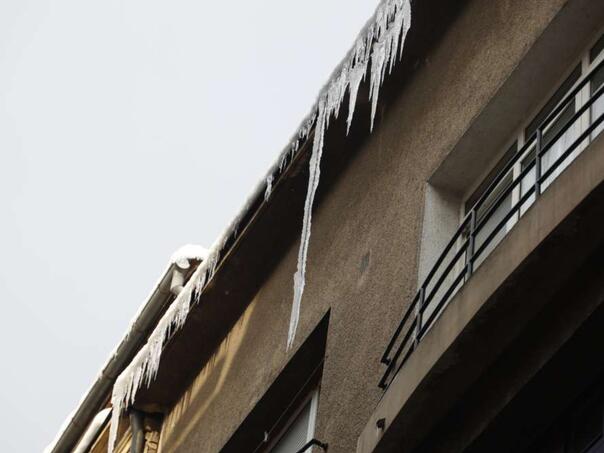 Građani i komunalci u KS prijavljuju neuredne trotoare, ledenice i stabla