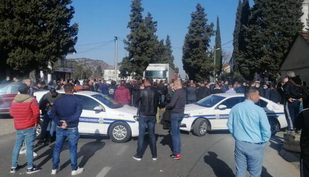 Građani ne dozvoljavaju policiji da zatvori lokale u Tuzima