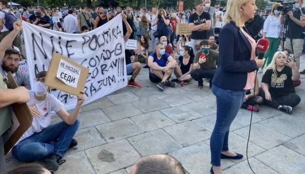 Građani u Beogradu "opkolili" novinarku RTS-a uz skandiranje "Sjedi dole"
