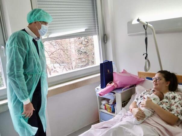 Gradonačelnik Avdić posjetio prvorođenu bebu u Sarajevu u 2026. godini