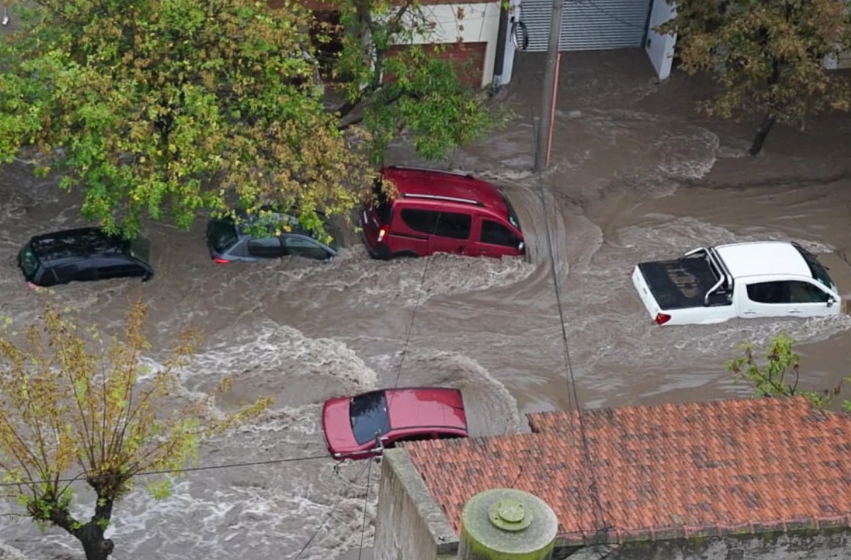 Grčka pod vodom: Bujice nose automobile, kuće poplavljene za nekoliko minuta