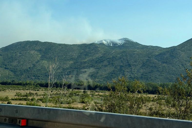 Grom izazvao požar kod Trebinja: Vatra zahvatila miniran teren