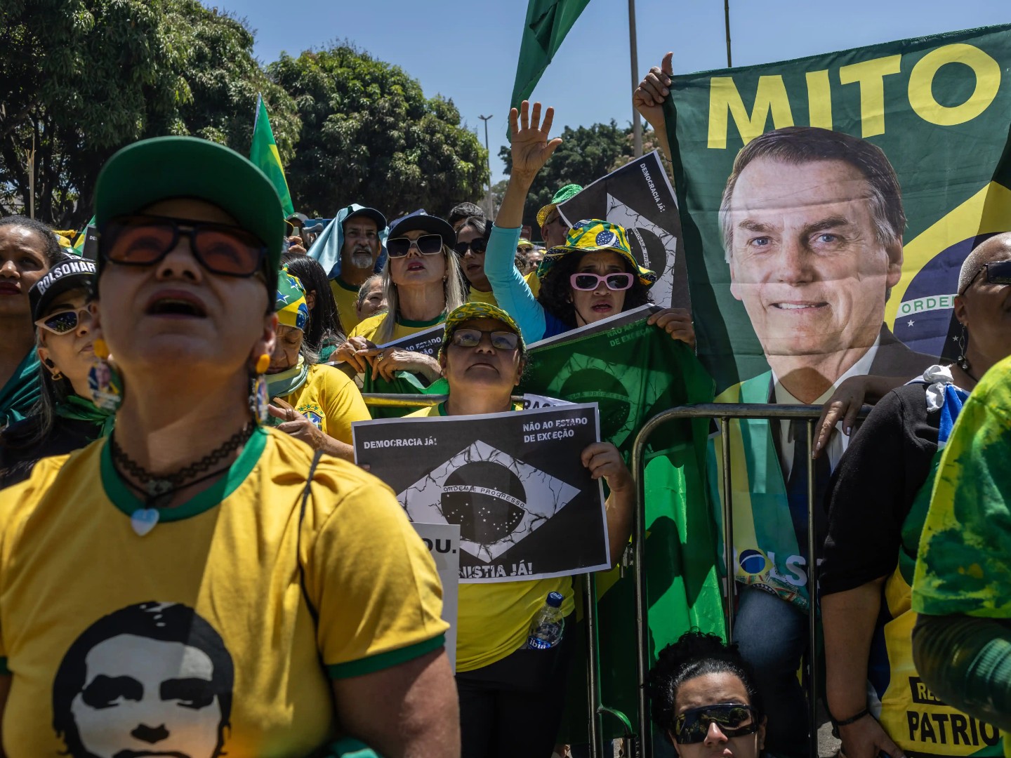 Grom udario u demonstrante, više od 80 povrijeđenih