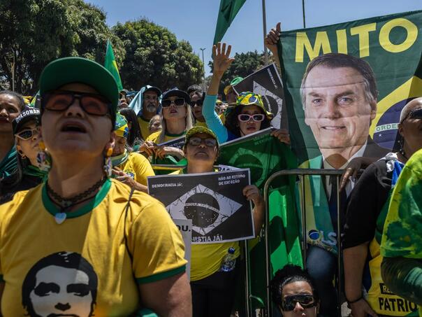 Grom udario u demonstrante, više od 80 povrijeđenih