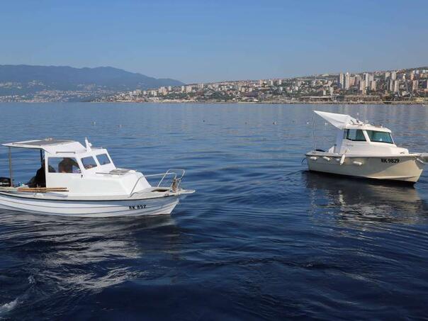 Gumeni brod udario u hrid kod Hvara, jedna osoba smrtno stradala