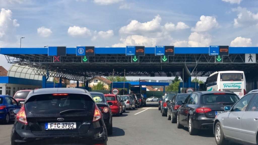 Gužve i zastoji na cestama BiH, duge kolone na GP Izačić i Velika Klauša