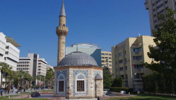 Hakovan sistem za pozivanje na molitvu, iz nekoliko džamija puštana "Bella ciao"