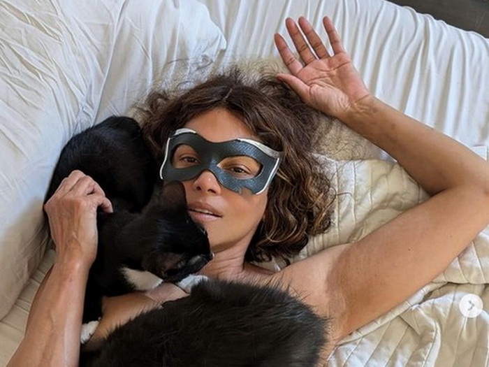 Halle Berry pozirala s mačkama na grudima: 'Zauvijek ću biti Catwoman'