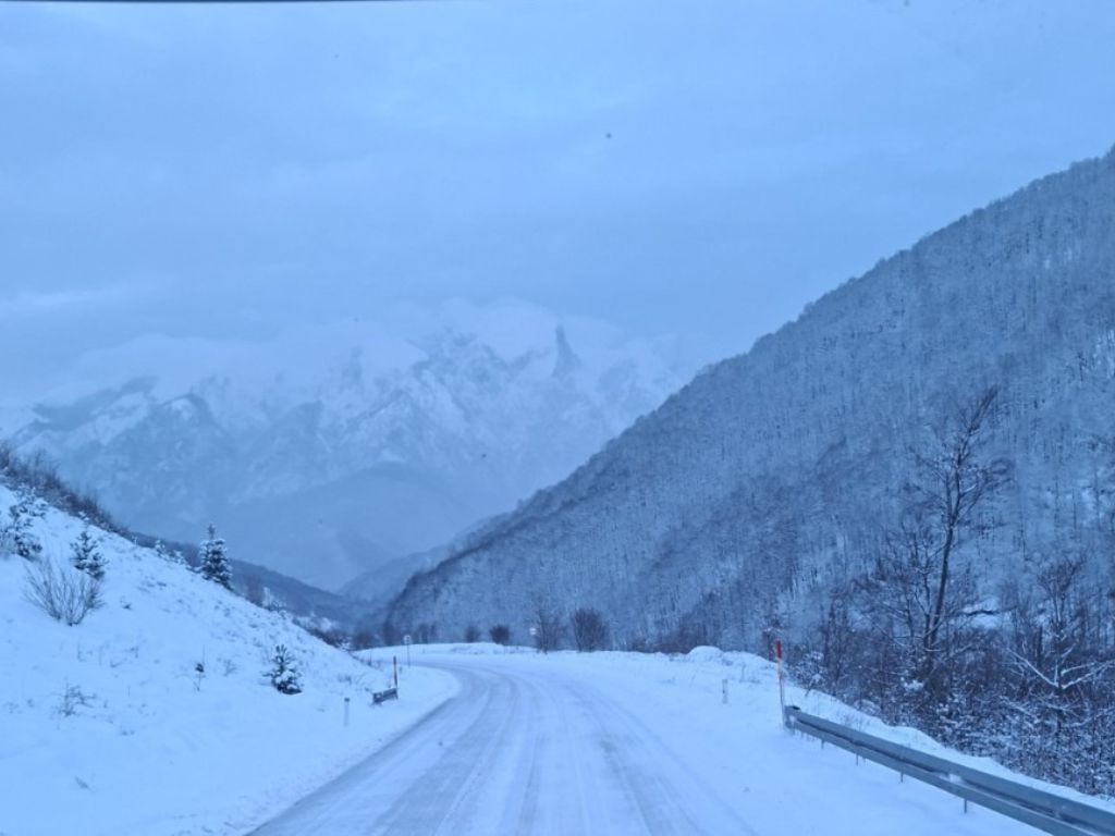 Teški uslovi na cestama u BiH: Snijeg, vjetar i obustave saobraćaja