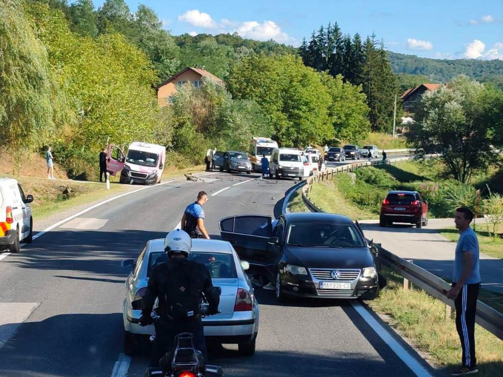 Haos na M-17 kod Žepča: Saobraćaj potpuno obustavljen