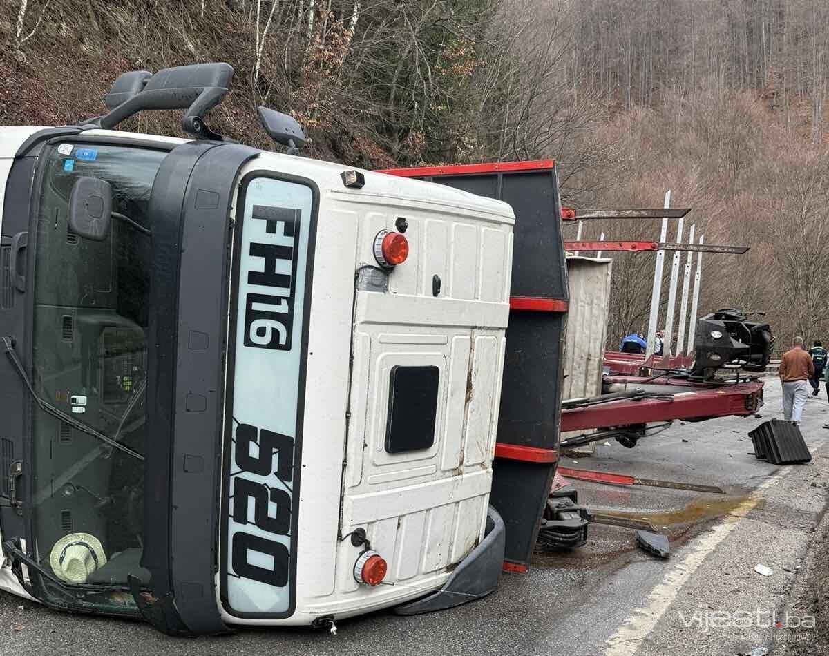 Haos na putu Turbe – Donji Vakuf: Kamion prevrnut, formirane kolone