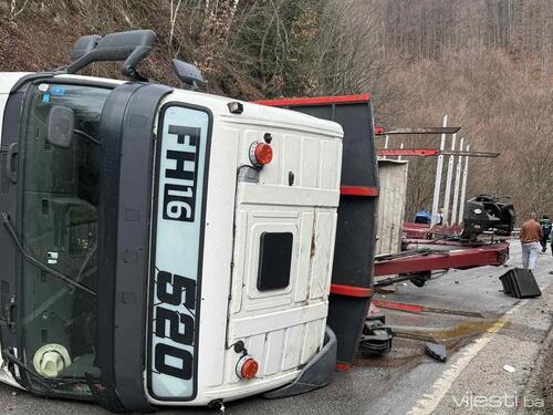Haos na putu Turbe – Donji Vakuf: Kamion prevrnut, formirane kolone
