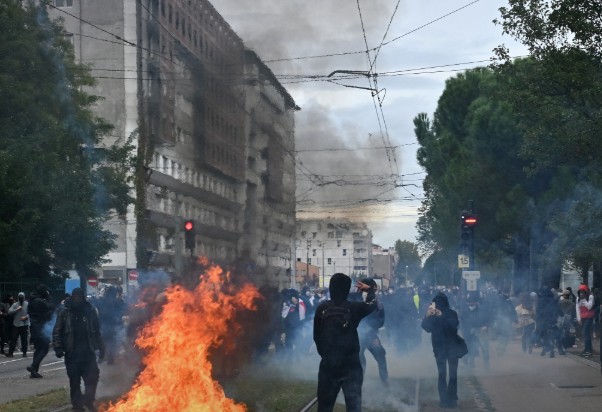Opšti haos u Francuskoj: Nasilje, suzavac, vodeni topovi, hapšenja... 