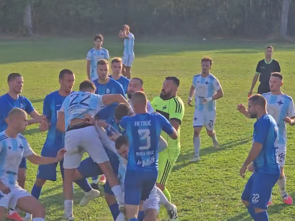 Haos na utakmici u Srbiji: Fudbaleri se tukli, navijači utrčali na teren!
