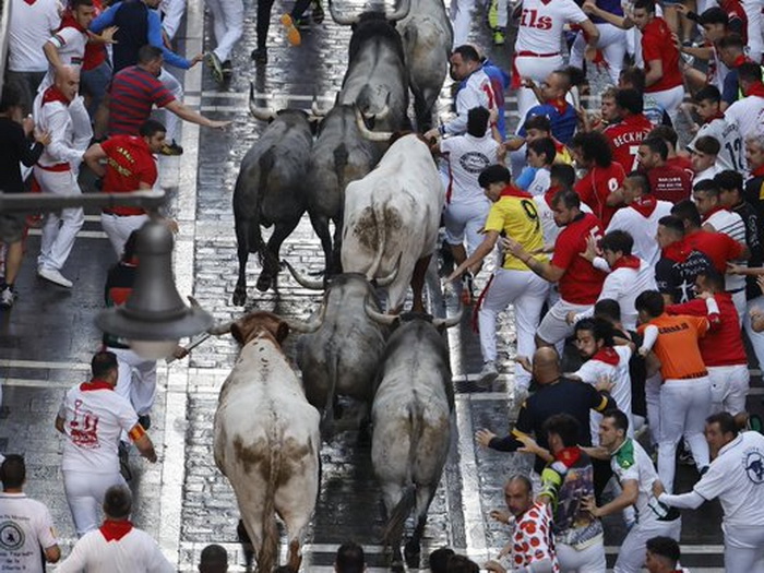 Haos na utrci sa bikovima: Povrijeđeno petero ljudi na festivalu San Fermin