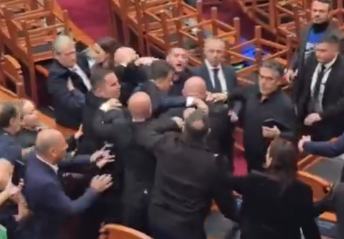 Haos u albanskom parlamentu: Zastupnici se potukli tokom sjednice