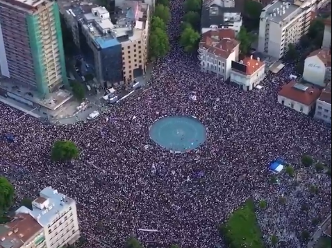 Haos u centru Beograda: Desetine hiljada ljudi na protestu na Slaviji
